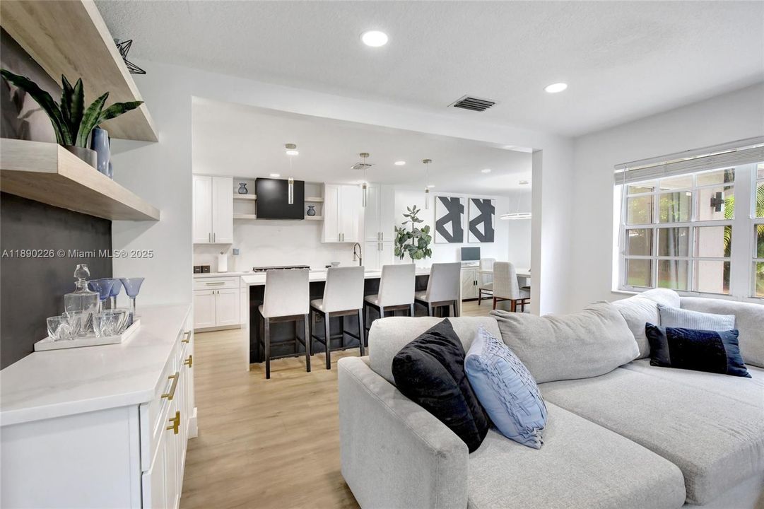 Activo con contrato: $585,000 (4 camas, 2 baños, 1851 Pies cuadrados)