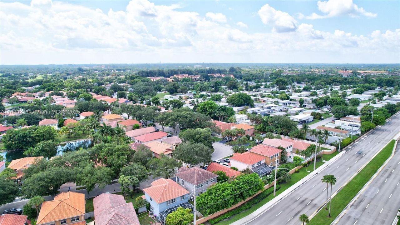 Activo con contrato: $585,000 (4 camas, 2 baños, 1851 Pies cuadrados)