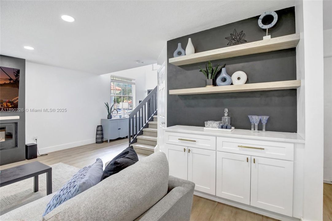 Activo con contrato: $585,000 (4 camas, 2 baños, 1851 Pies cuadrados)