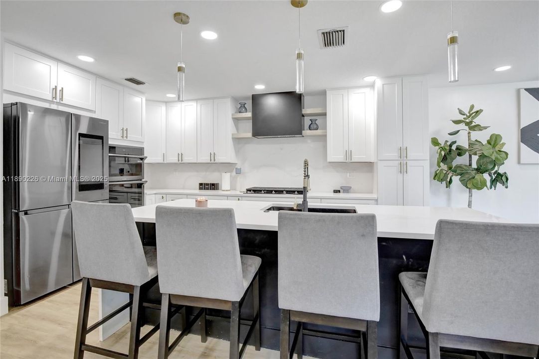 Activo con contrato: $585,000 (4 camas, 2 baños, 1851 Pies cuadrados)