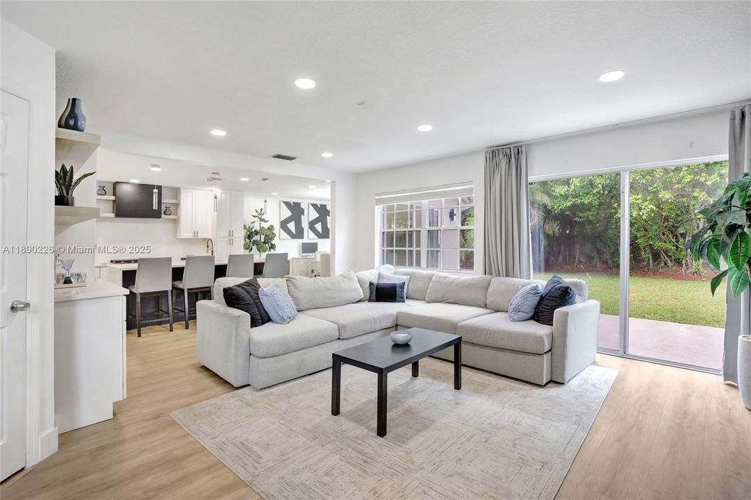 Activo con contrato: $585,000 (4 camas, 2 baños, 1851 Pies cuadrados)