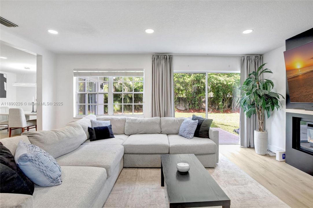 Activo con contrato: $585,000 (4 camas, 2 baños, 1851 Pies cuadrados)