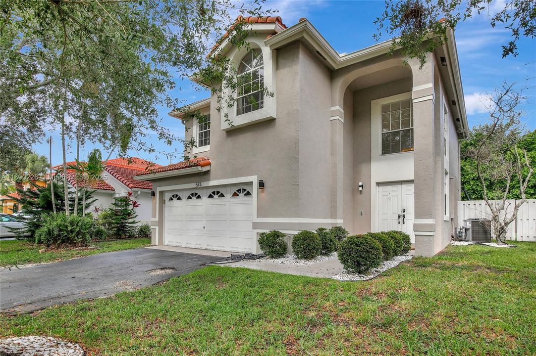 Activo con contrato: $585,000 (4 camas, 2 baños, 1851 Pies cuadrados)