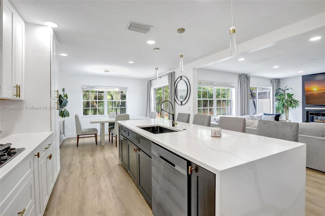 Activo con contrato: $585,000 (4 camas, 2 baños, 1851 Pies cuadrados)