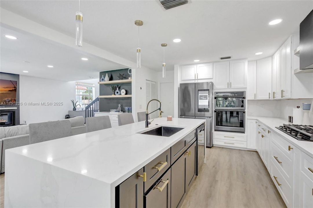 Activo con contrato: $585,000 (4 camas, 2 baños, 1851 Pies cuadrados)