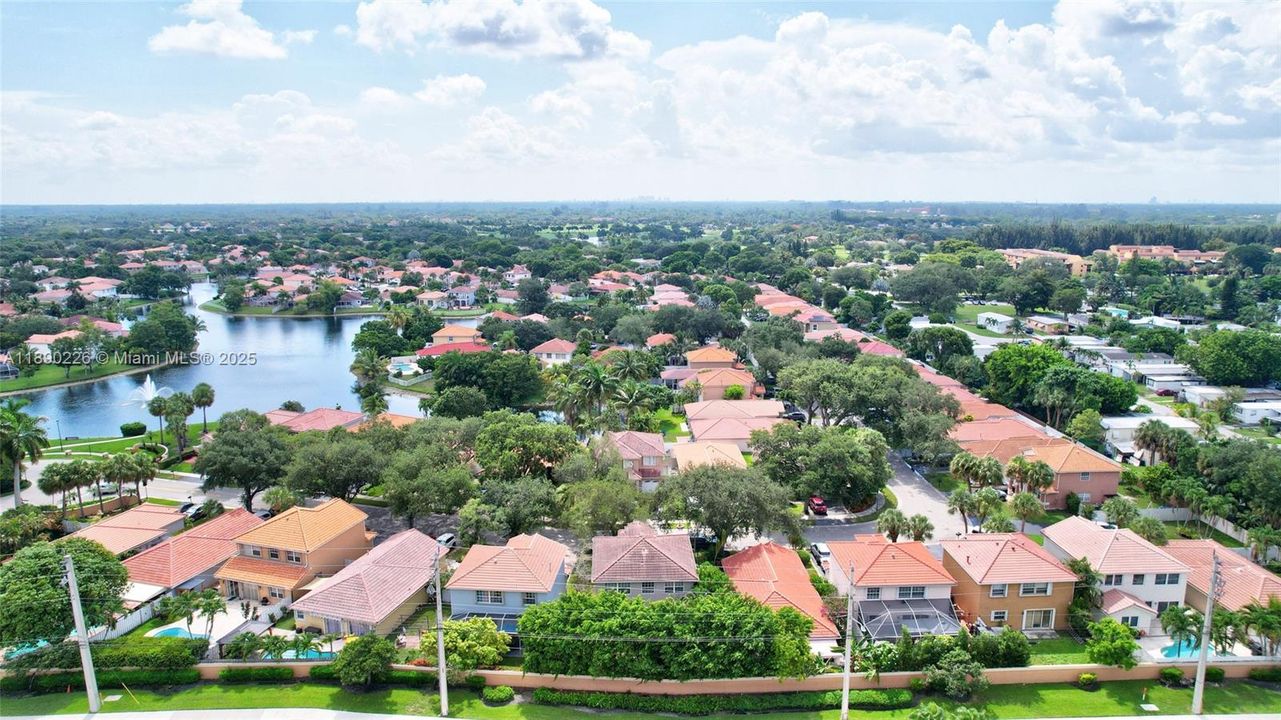 Activo con contrato: $585,000 (4 camas, 2 baños, 1851 Pies cuadrados)