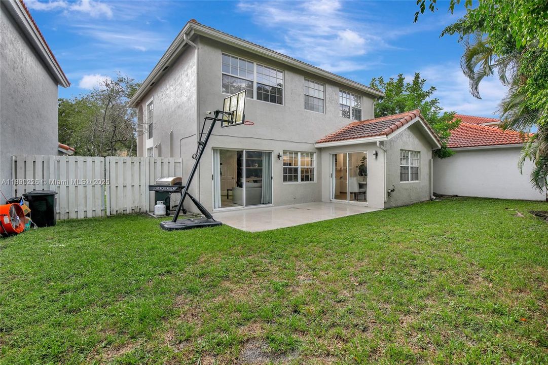 Activo con contrato: $585,000 (4 camas, 2 baños, 1851 Pies cuadrados)