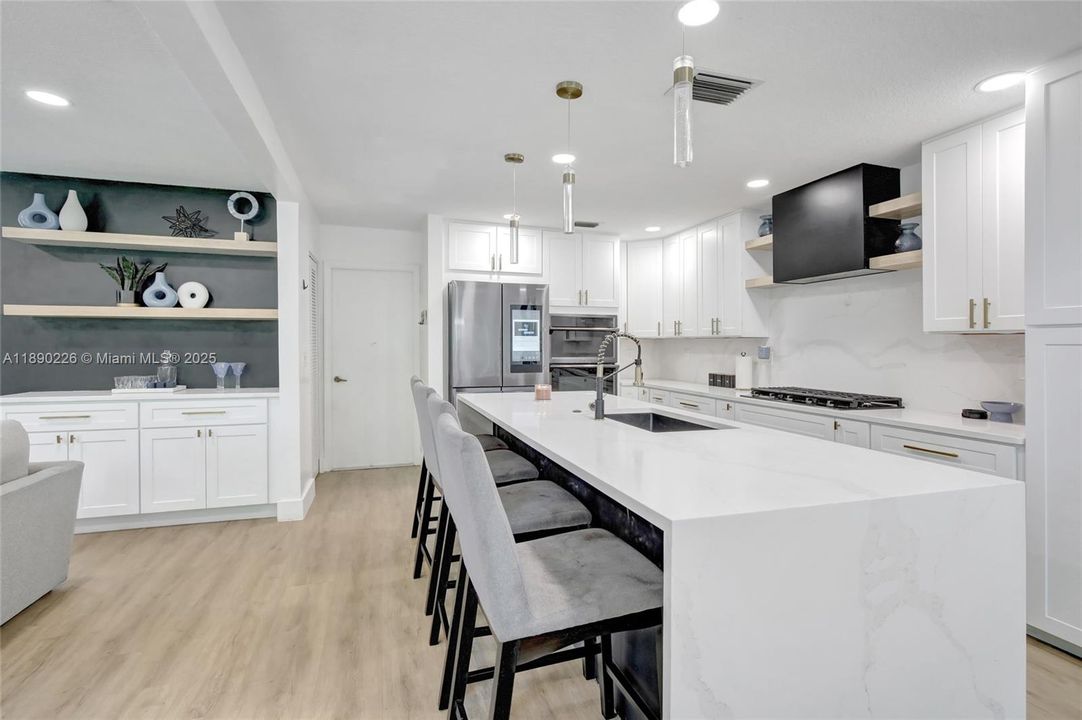 Activo con contrato: $585,000 (4 camas, 2 baños, 1851 Pies cuadrados)