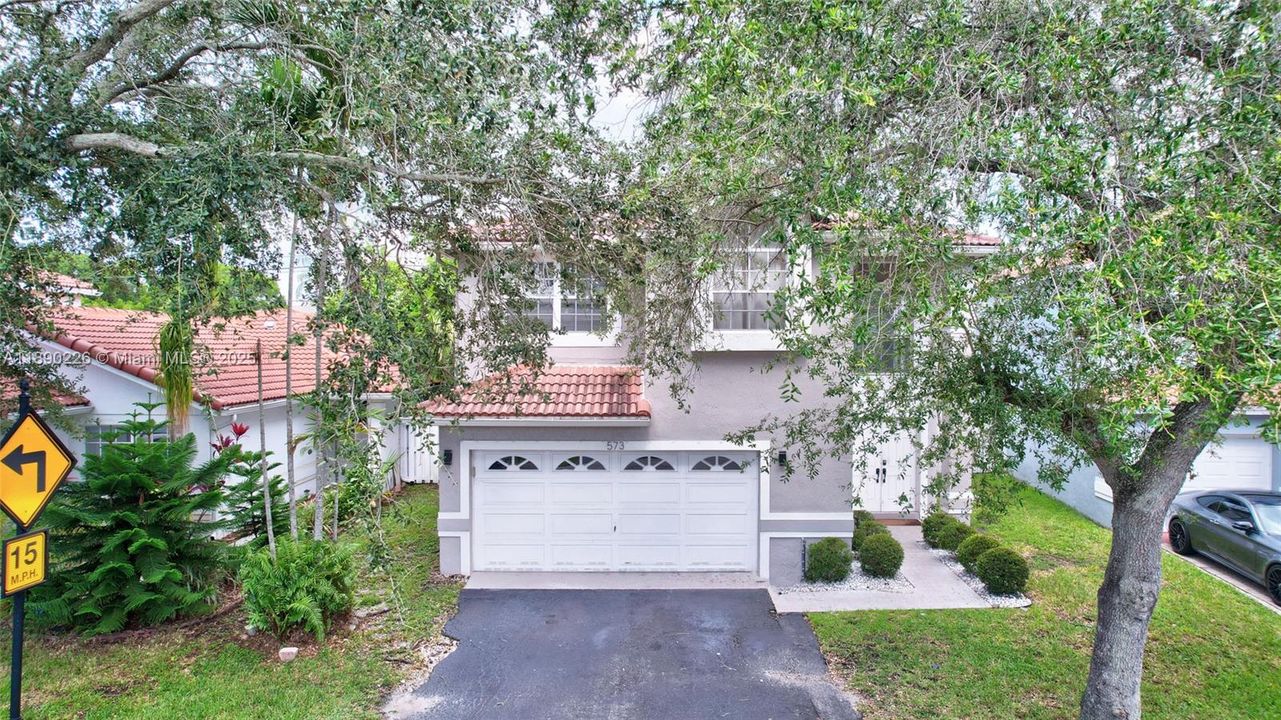 Activo con contrato: $585,000 (4 camas, 2 baños, 1851 Pies cuadrados)