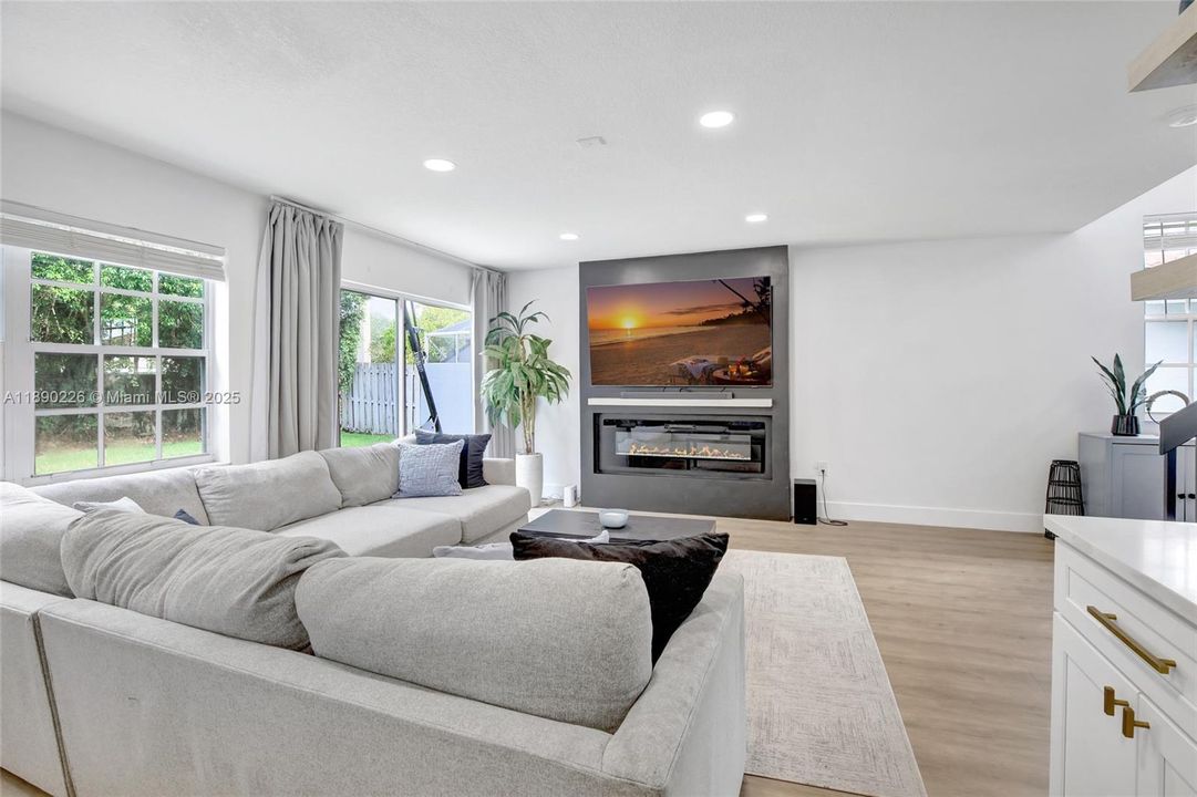 Activo con contrato: $585,000 (4 camas, 2 baños, 1851 Pies cuadrados)