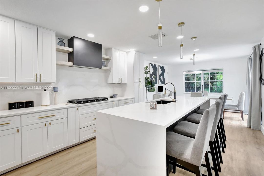 Activo con contrato: $585,000 (4 camas, 2 baños, 1851 Pies cuadrados)