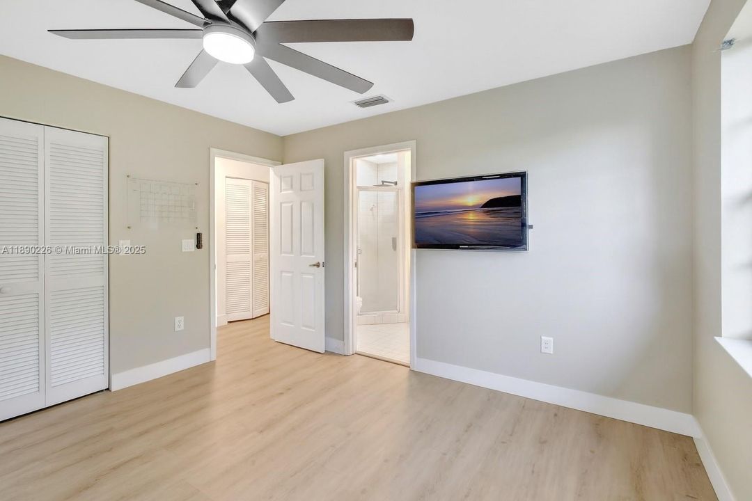 Activo con contrato: $585,000 (4 camas, 2 baños, 1851 Pies cuadrados)