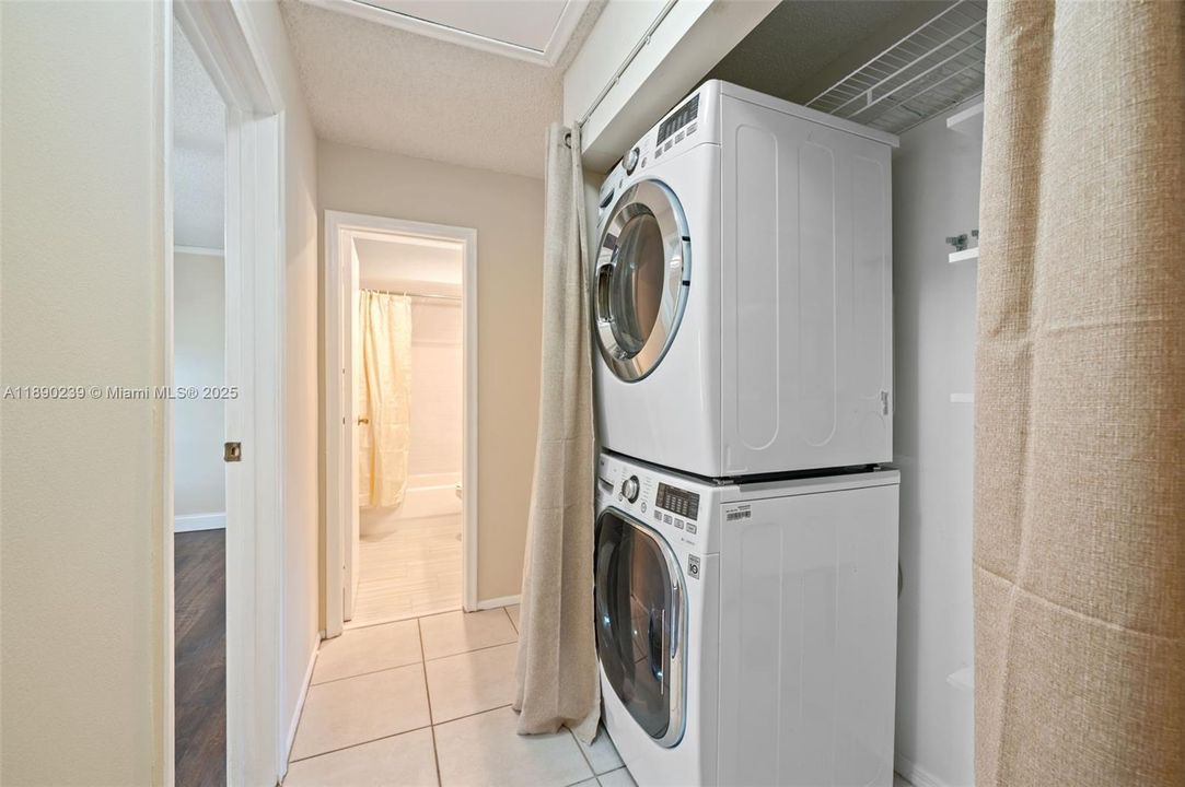 Recently Sold: $330,000 (2 beds, 2 baths, 1074 Square Feet)