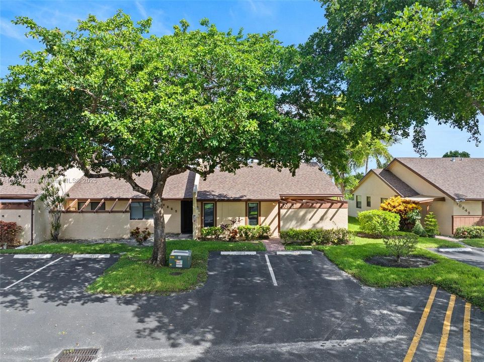 Recently Sold: $330,000 (2 beds, 2 baths, 1074 Square Feet)