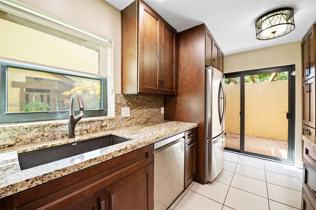 Recently Sold: $330,000 (2 beds, 2 baths, 1074 Square Feet)