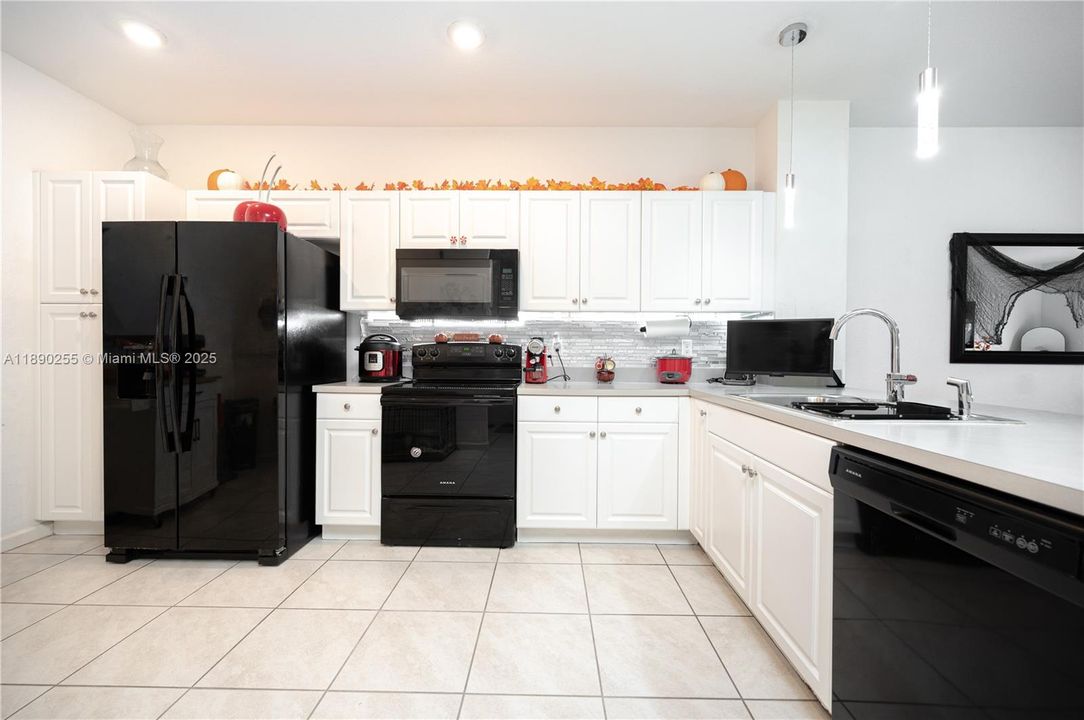 For Sale: $415,000 (3 beds, 2 baths, 1442 Square Feet)