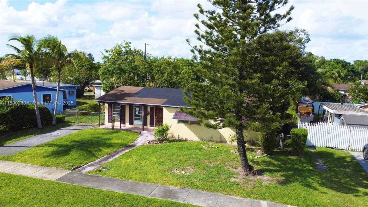 Active With Contract: $370,000 (3 beds, 2 baths, 1264 Square Feet)