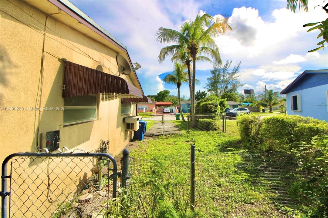 Active With Contract: $370,000 (3 beds, 2 baths, 1264 Square Feet)