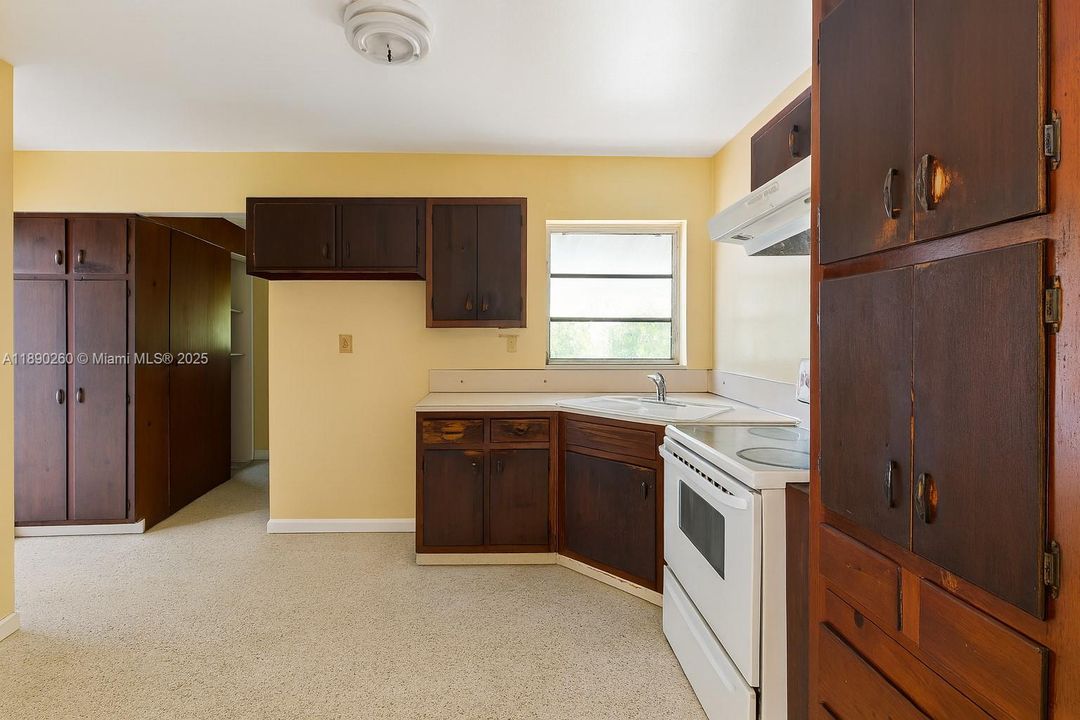 Active With Contract: $370,000 (3 beds, 2 baths, 1264 Square Feet)