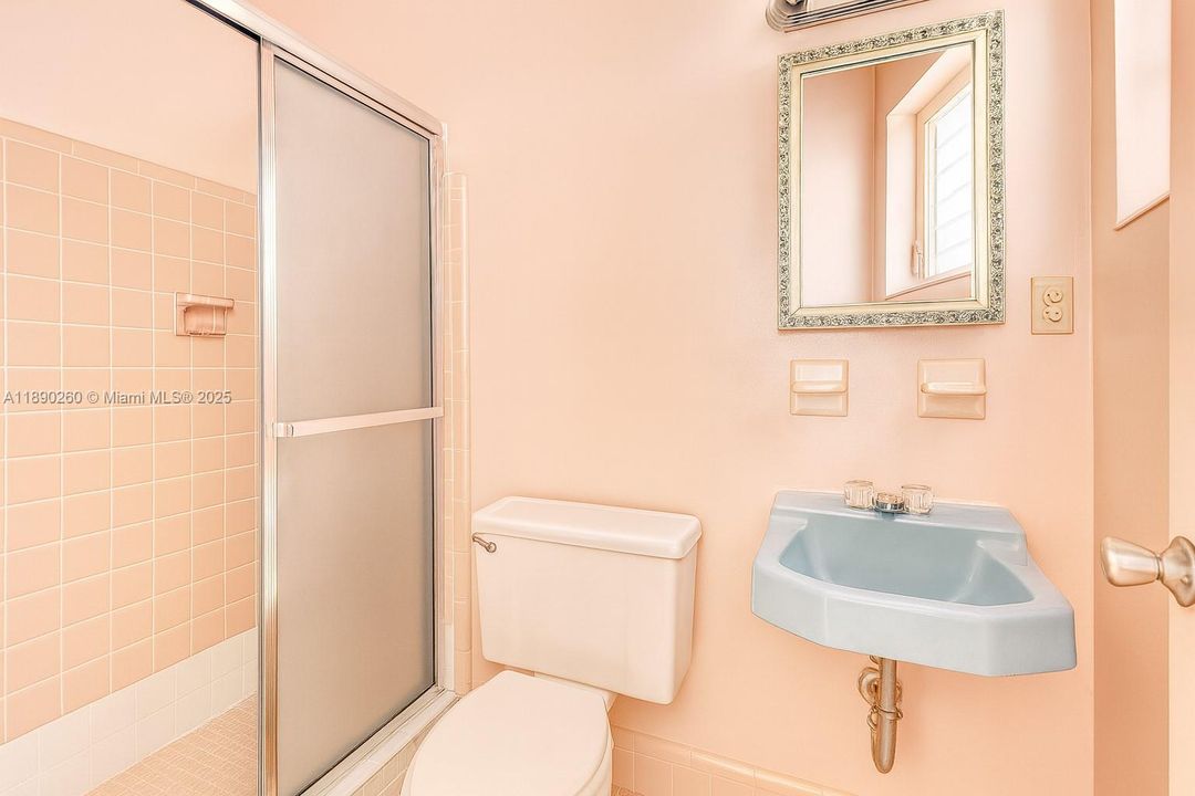 Active With Contract: $370,000 (3 beds, 2 baths, 1264 Square Feet)