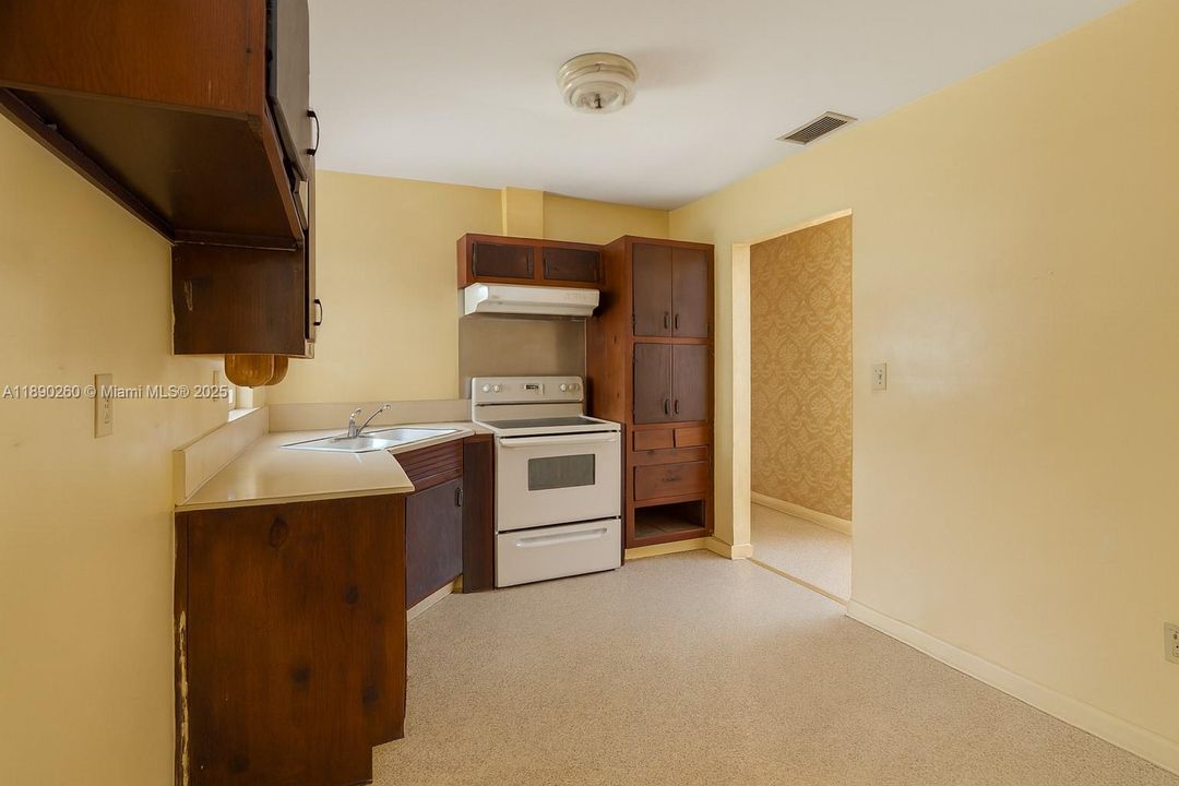 Active With Contract: $370,000 (3 beds, 2 baths, 1264 Square Feet)