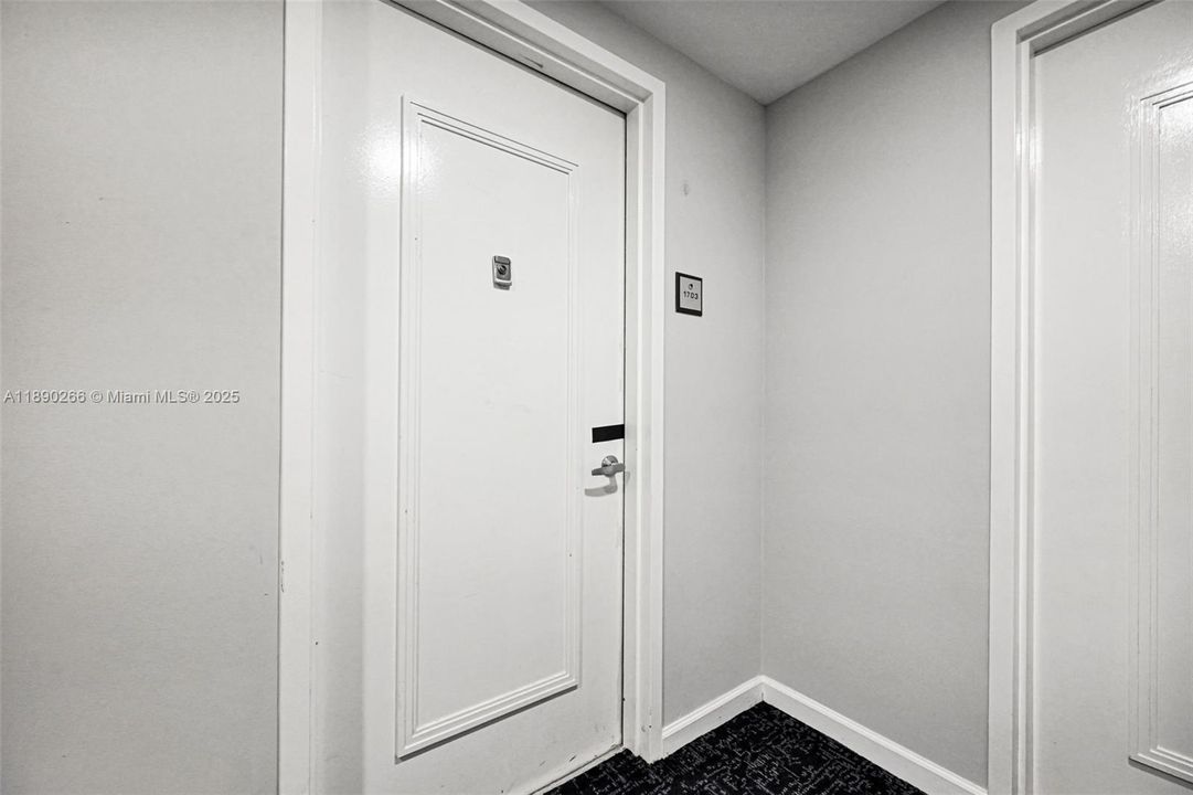 Под контрактом: $149,000 (1 спален, 1 ванн, 657 Квадратных фут)