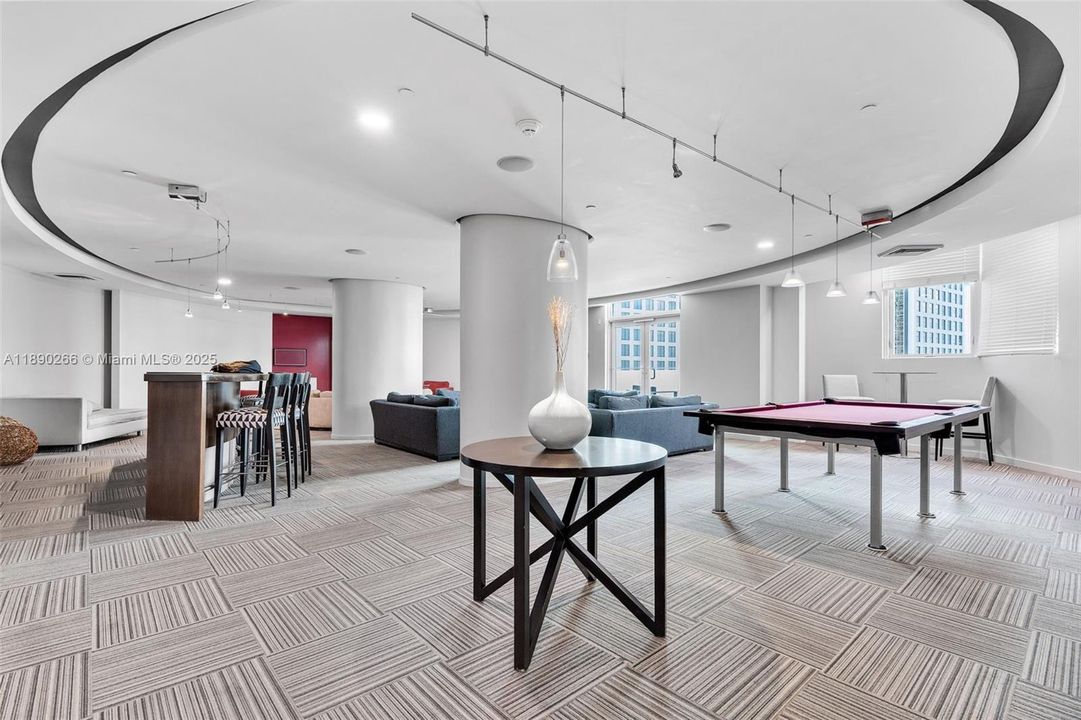 Под контрактом: $149,000 (1 спален, 1 ванн, 657 Квадратных фут)