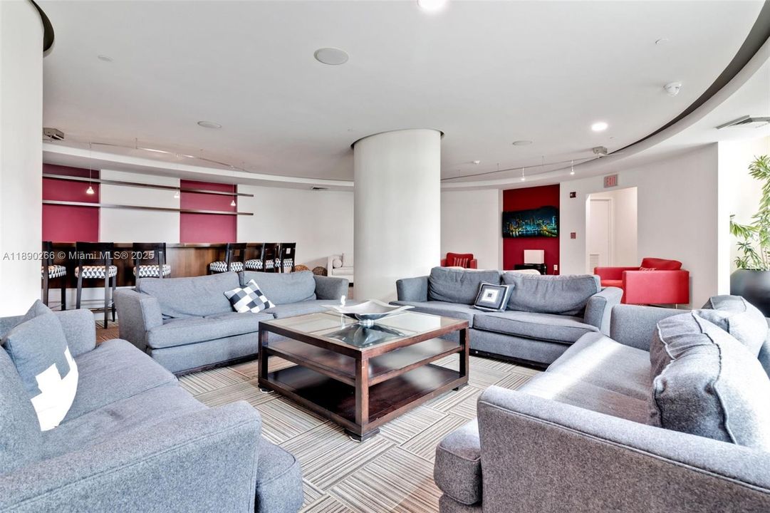 Под контрактом: $149,000 (1 спален, 1 ванн, 657 Квадратных фут)