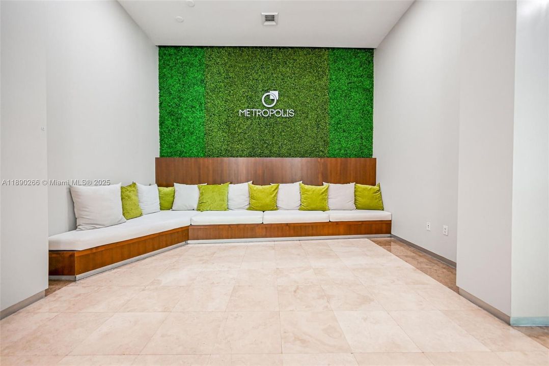 Под контрактом: $149,000 (1 спален, 1 ванн, 657 Квадратных фут)