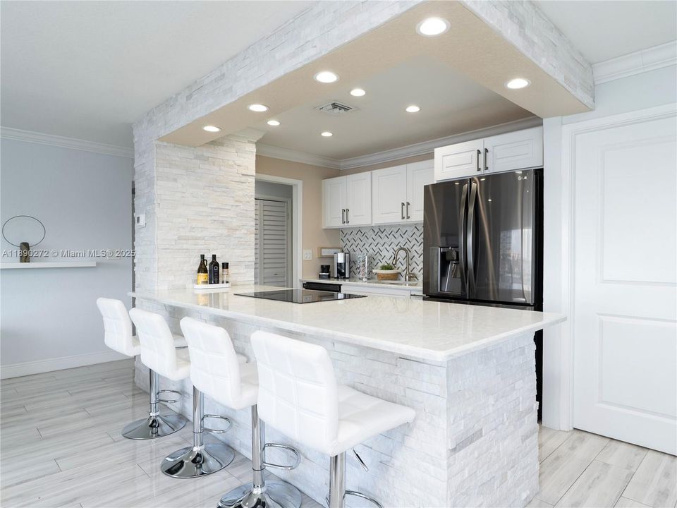 Под контрактом: $395,000 (2 спален, 2 ванн, 1080 Квадратных фут)