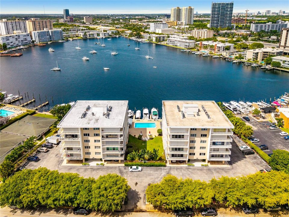 Под контрактом: $395,000 (2 спален, 2 ванн, 1080 Квадратных фут)