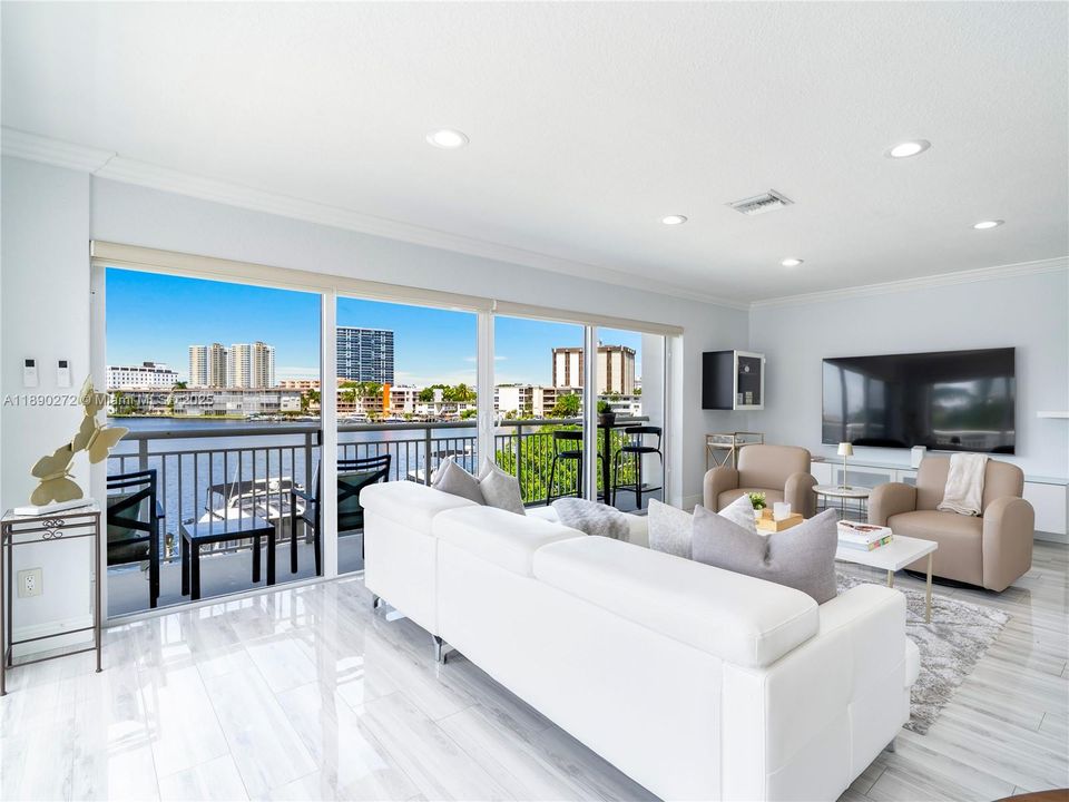 Под контрактом: $395,000 (2 спален, 2 ванн, 1080 Квадратных фут)