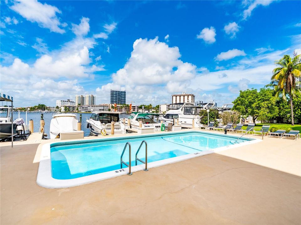 Под контрактом: $395,000 (2 спален, 2 ванн, 1080 Квадратных фут)