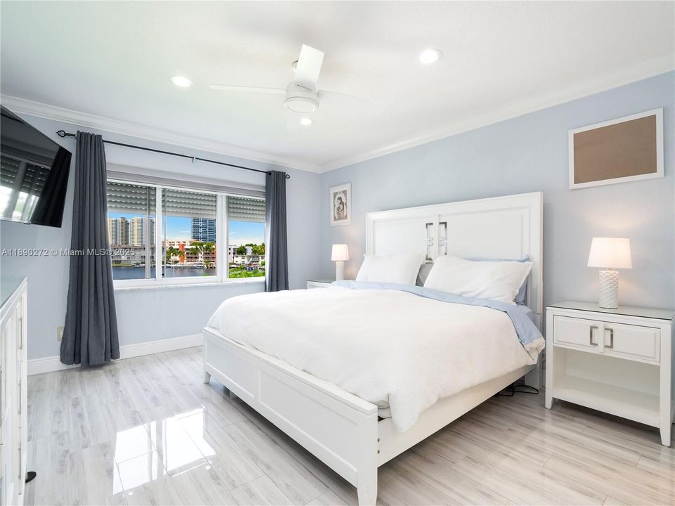 Под контрактом: $395,000 (2 спален, 2 ванн, 1080 Квадратных фут)