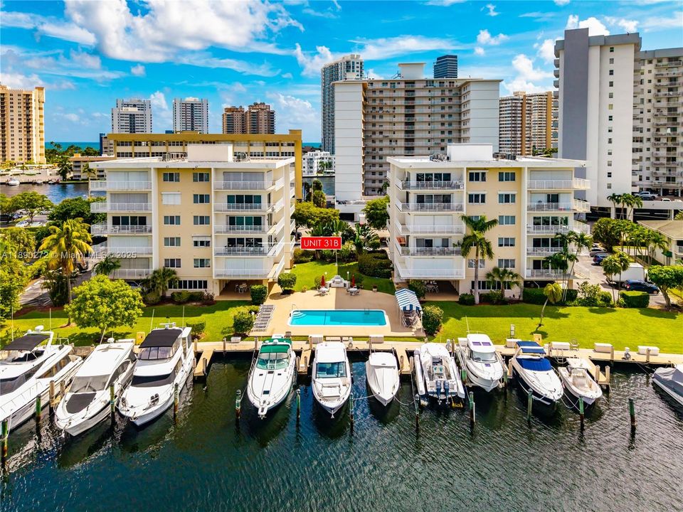 Под контрактом: $395,000 (2 спален, 2 ванн, 1080 Квадратных фут)