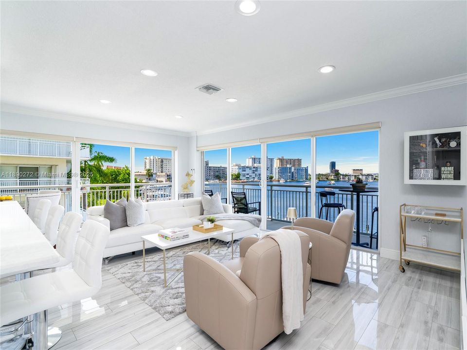 Под контрактом: $395,000 (2 спален, 2 ванн, 1080 Квадратных фут)