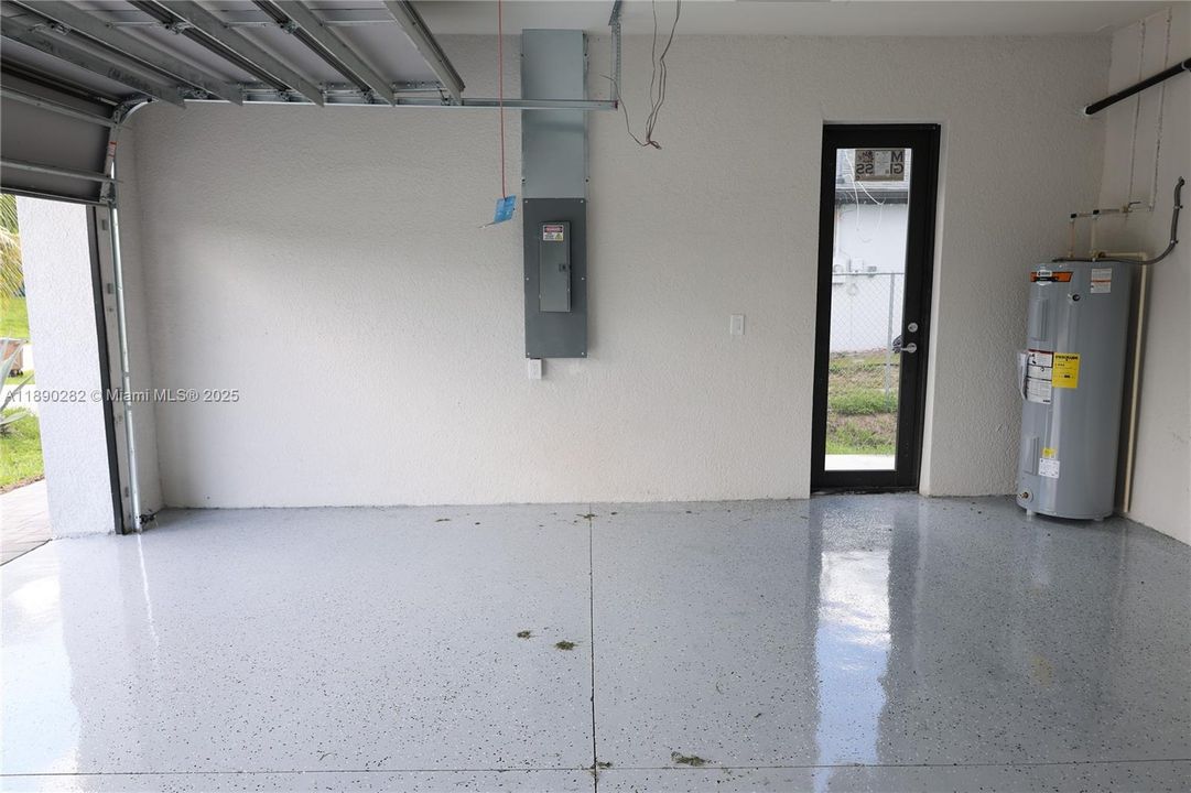 Activo con contrato: $390,000 (3 camas, 2 baños, 1629 Pies cuadrados)