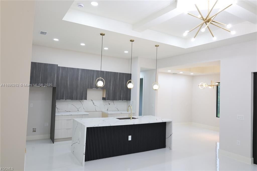 Activo con contrato: $390,000 (3 camas, 2 baños, 1629 Pies cuadrados)