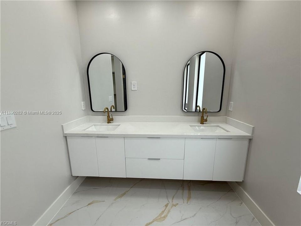 Activo con contrato: $390,000 (3 camas, 2 baños, 1629 Pies cuadrados)