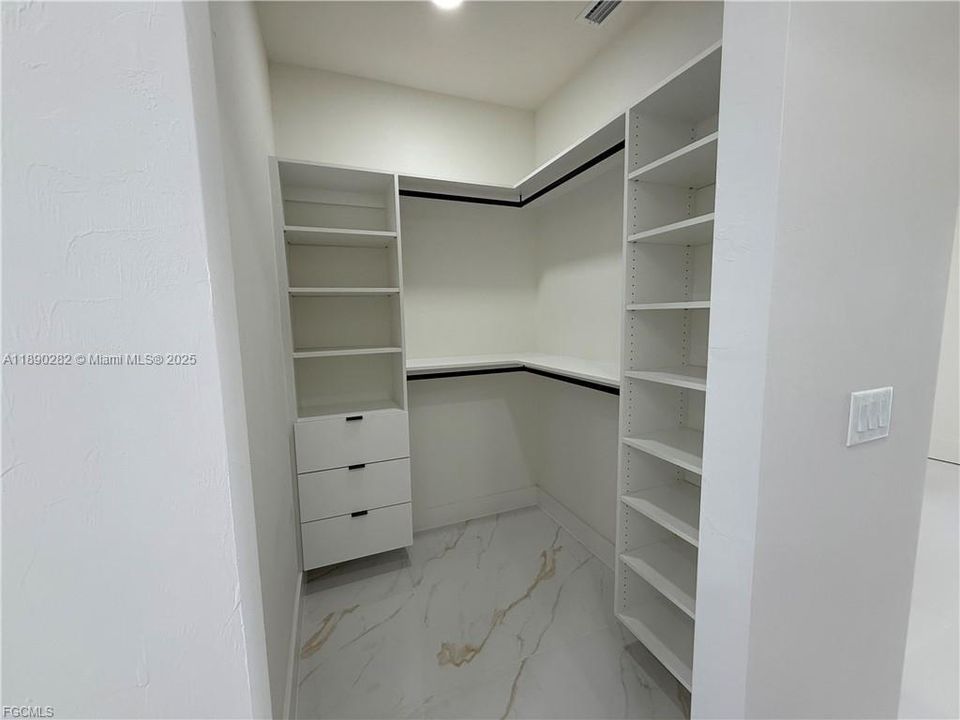 Activo con contrato: $390,000 (3 camas, 2 baños, 1629 Pies cuadrados)