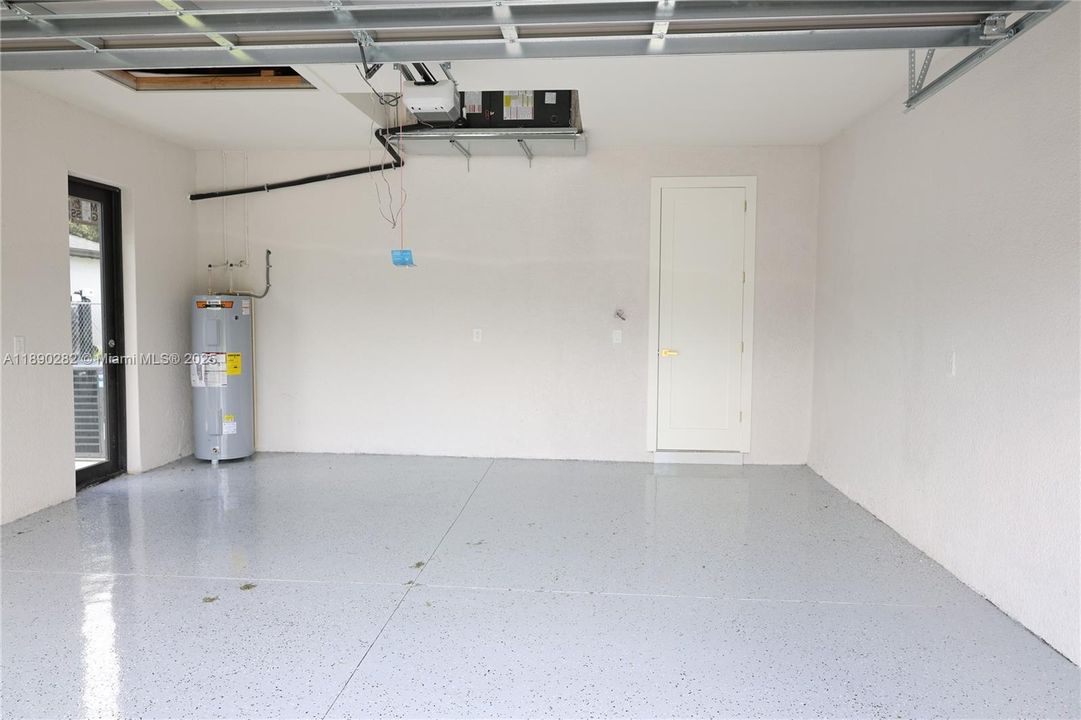 Activo con contrato: $390,000 (3 camas, 2 baños, 1629 Pies cuadrados)