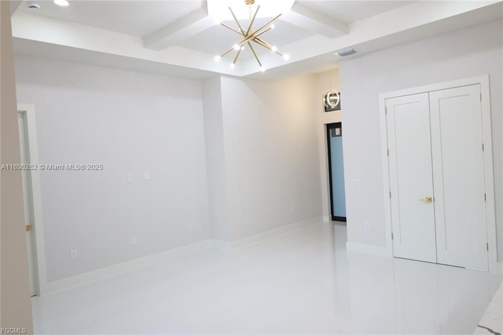 Activo con contrato: $390,000 (3 camas, 2 baños, 1629 Pies cuadrados)