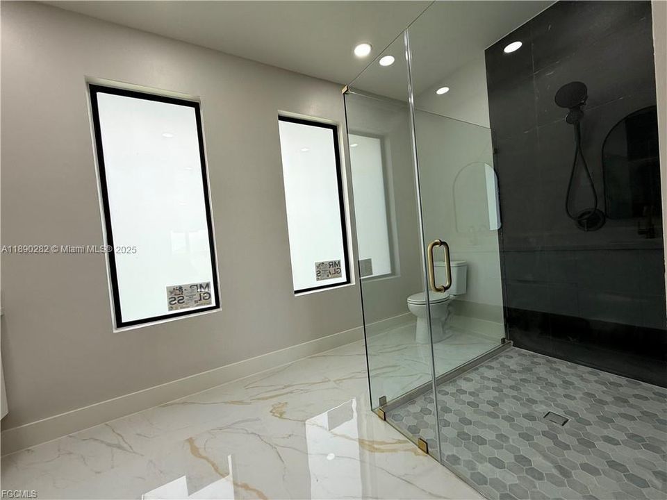 Activo con contrato: $390,000 (3 camas, 2 baños, 1629 Pies cuadrados)