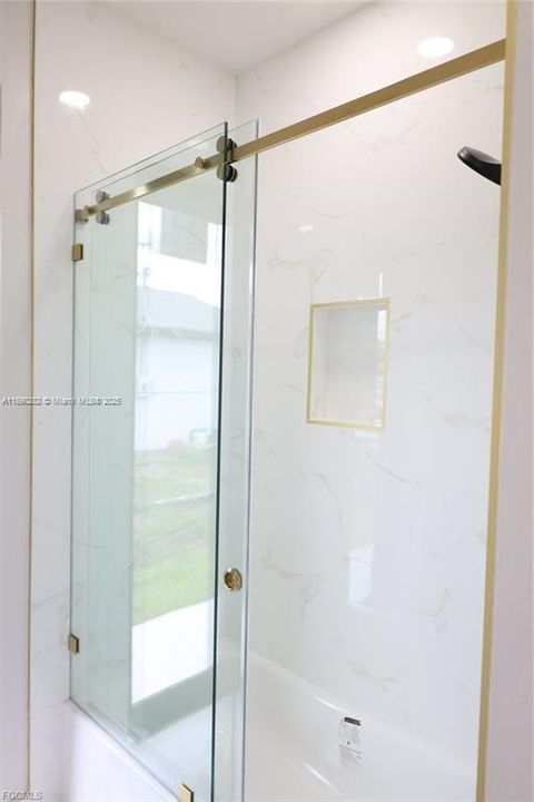 Activo con contrato: $390,000 (3 camas, 2 baños, 1629 Pies cuadrados)