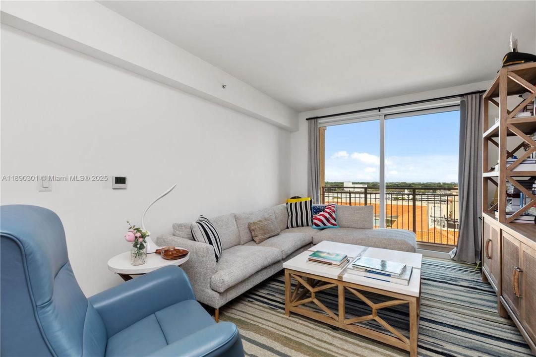 合同活跃: $345,000 (1 贝兹, 1 浴室, 828 平方英尺)