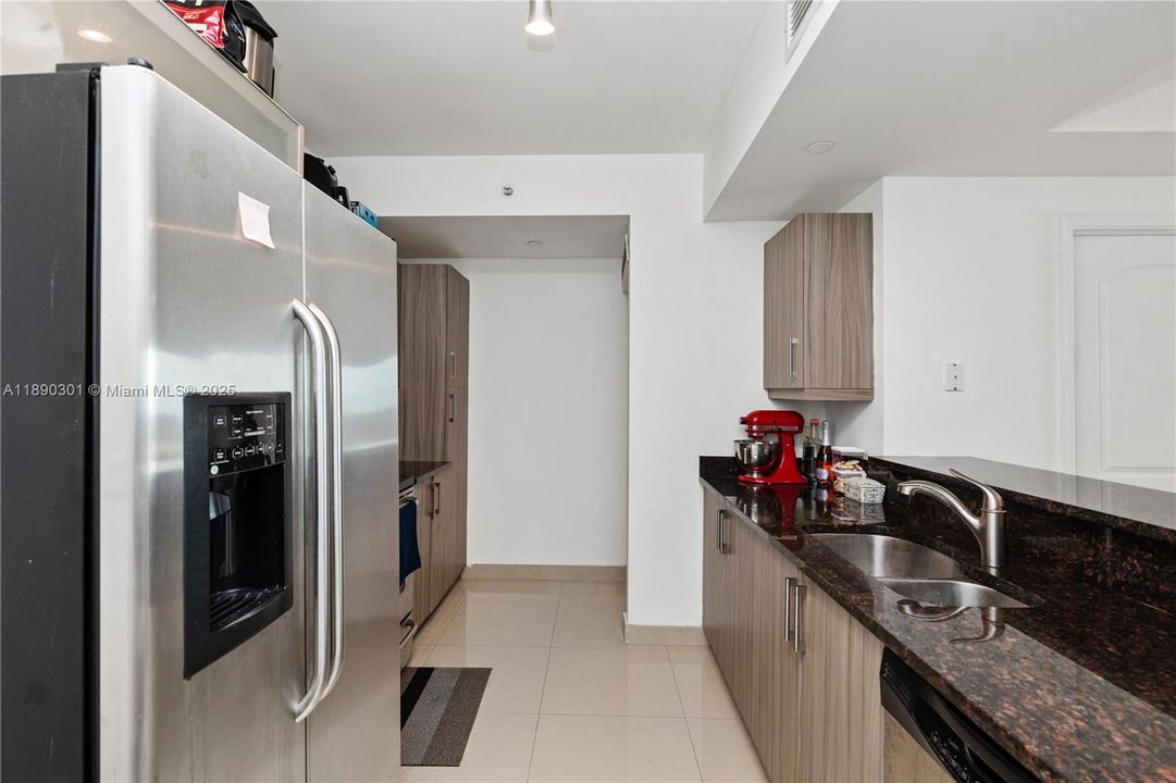 合同活跃: $345,000 (1 贝兹, 1 浴室, 828 平方英尺)