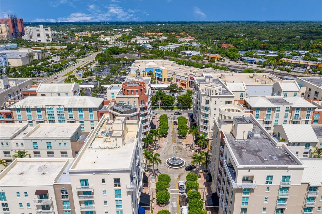 合同活跃: $345,000 (1 贝兹, 1 浴室, 828 平方英尺)