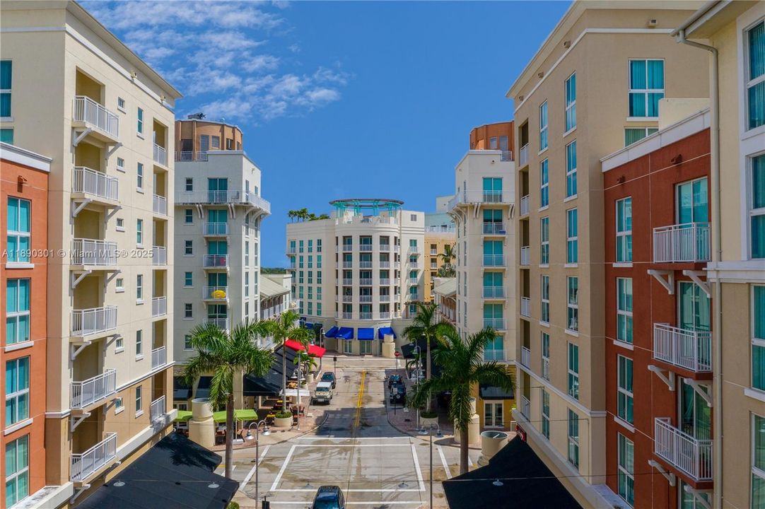 合同活跃: $345,000 (1 贝兹, 1 浴室, 828 平方英尺)