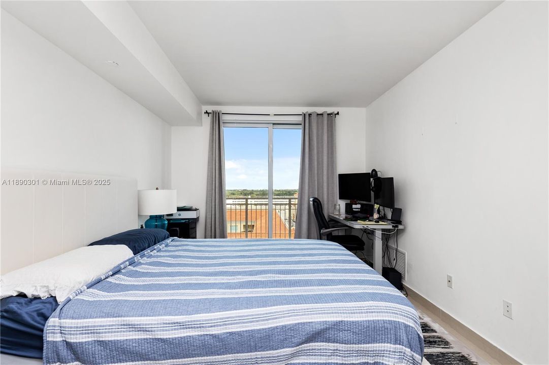 合同活跃: $345,000 (1 贝兹, 1 浴室, 828 平方英尺)