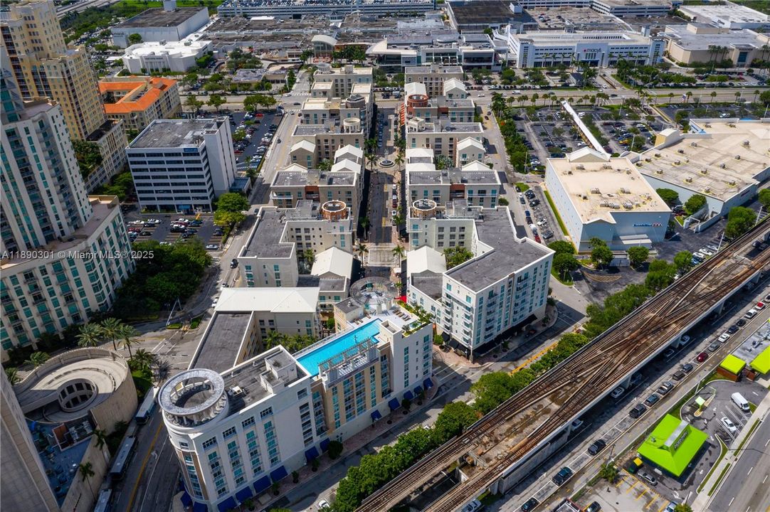 合同活跃: $345,000 (1 贝兹, 1 浴室, 828 平方英尺)